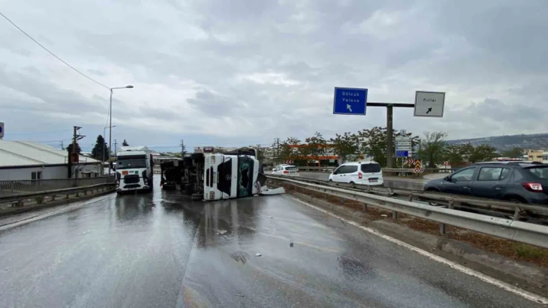 Başiskele'de virajı alamayan tır devrildi