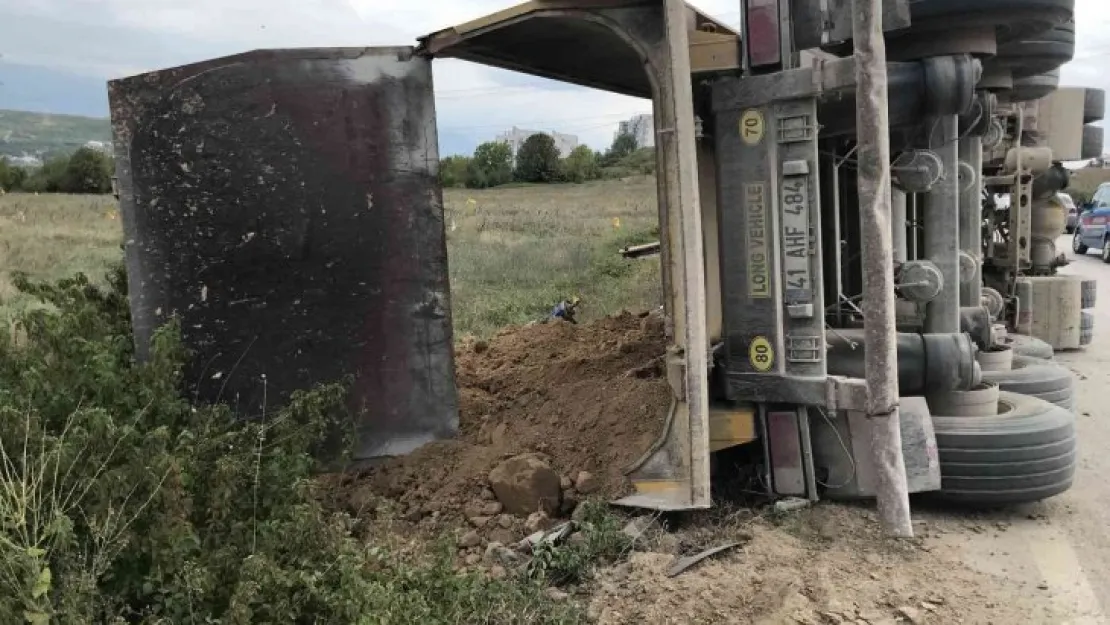 İzmit'te virajı alamayan kamyon devrildi