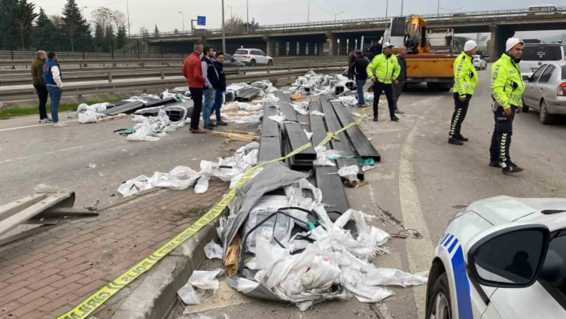 Virajı alamayan tırdan düşen demir profiller yola savruldu