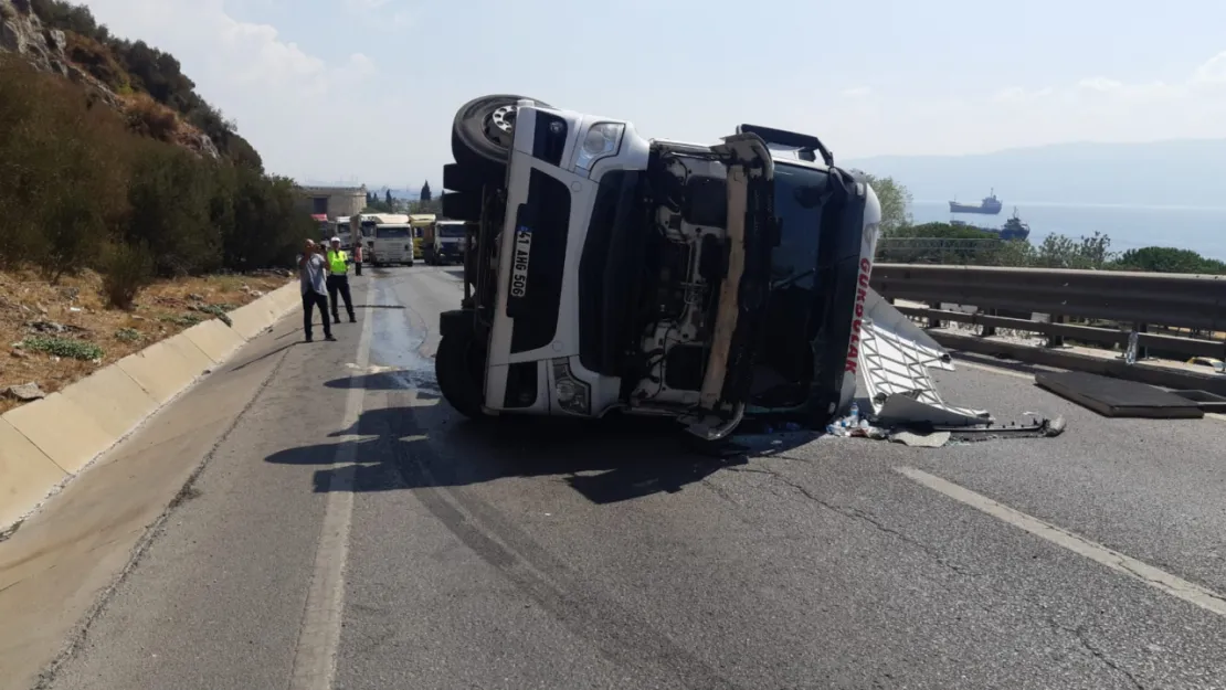 Yağ yüklü tır devrildi, D 100 trafiğe kapandı