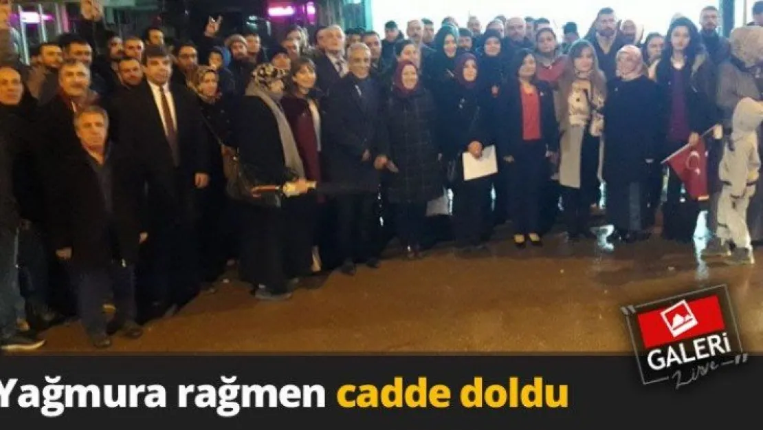 Yağmura rağmen cadde doldu