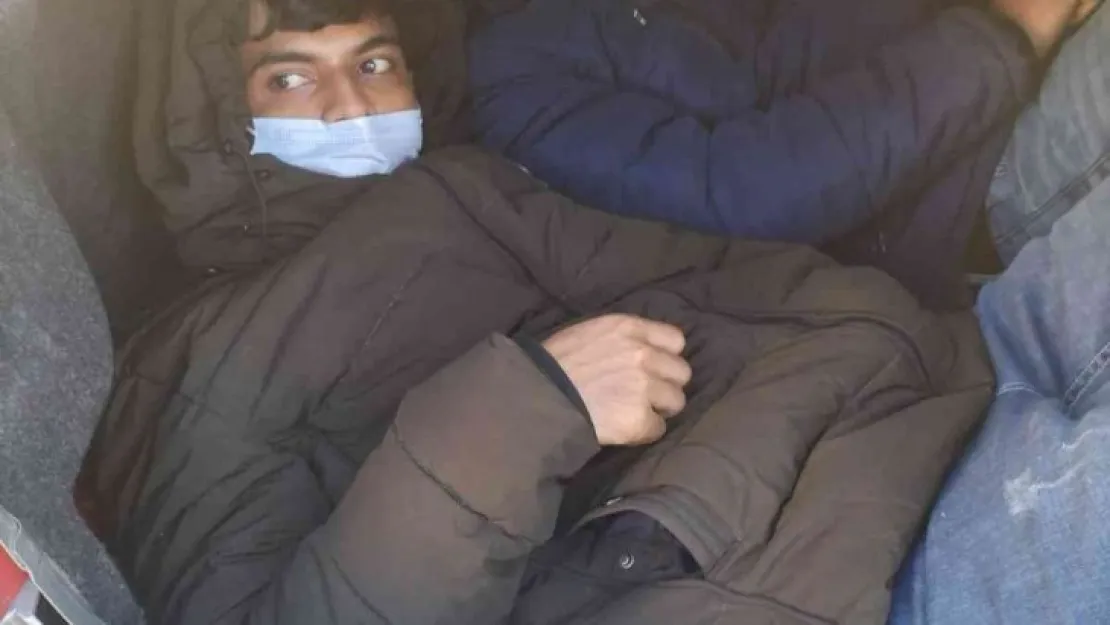 22 kaçak göçmenden ikisi otomobil bagajında saklanırken bulundu
