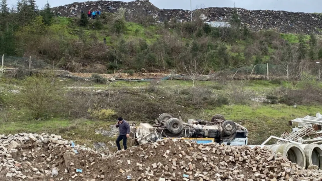 Çöp kamyonundan dışarıya fırladı