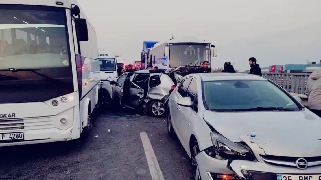 Yalova İzmit yolunda 5 araçlı zincirleme kaza: 4 yaralı