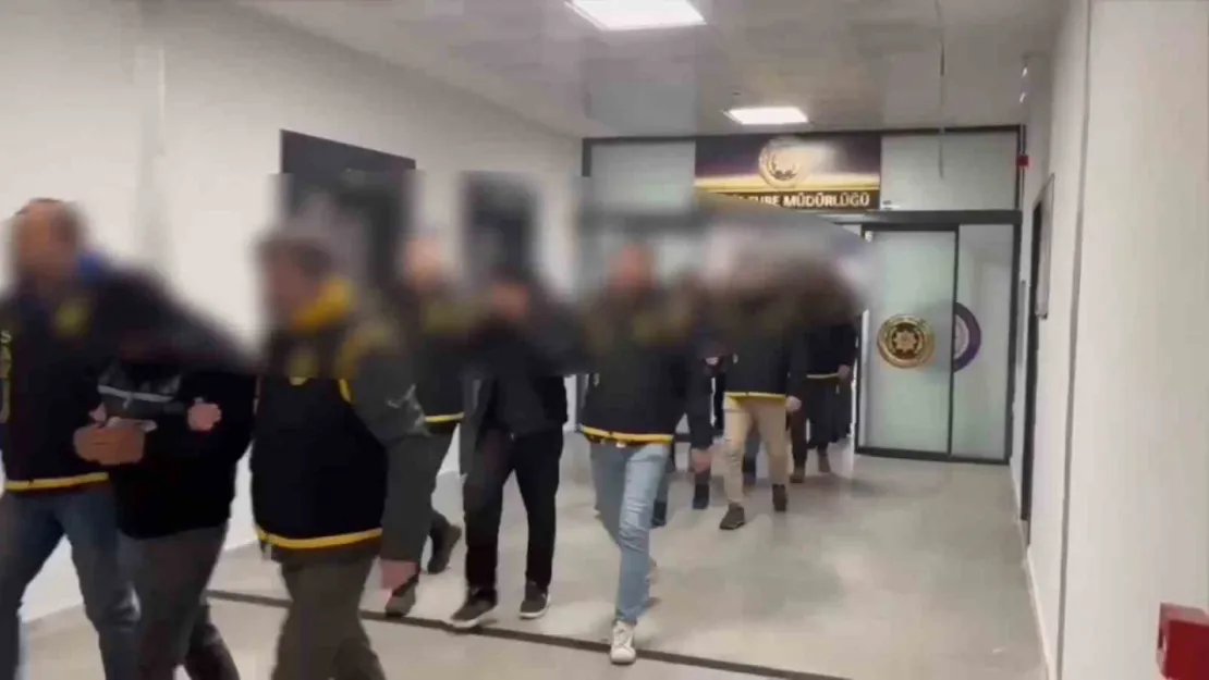 Kendilerini polis-savcı olarak tanıtarak 35 milyon lira dolandırdılar