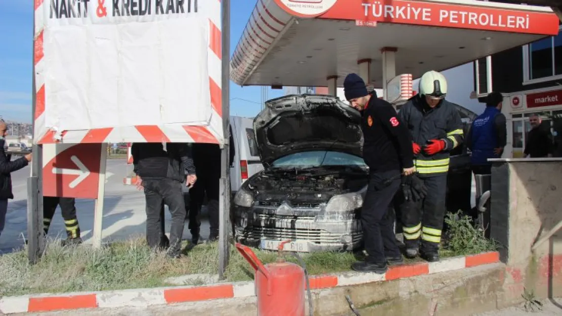 Yanan otomobili vatandaşlar söndürdü
