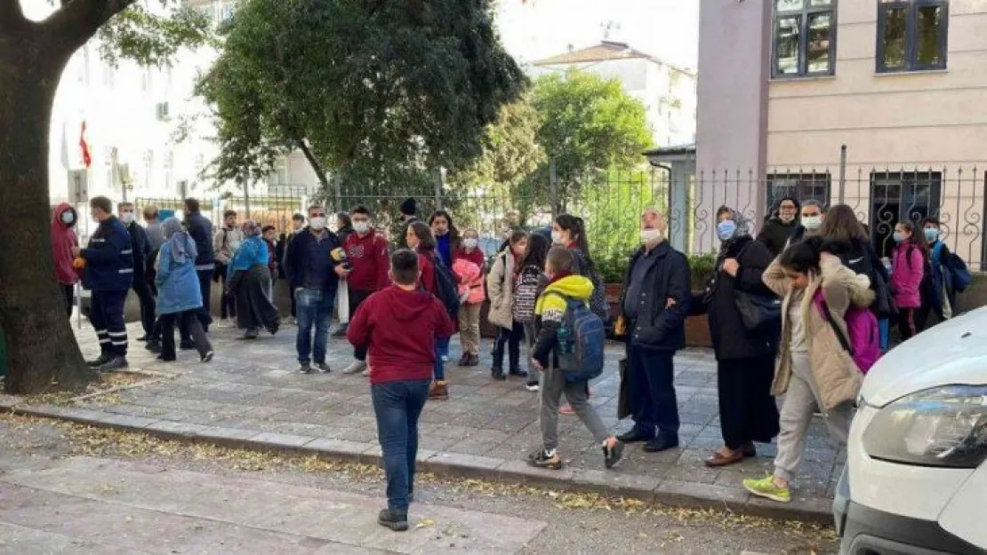 Yangın sebebiyle yol kapanınca vatandaşlar durakta kaldı!