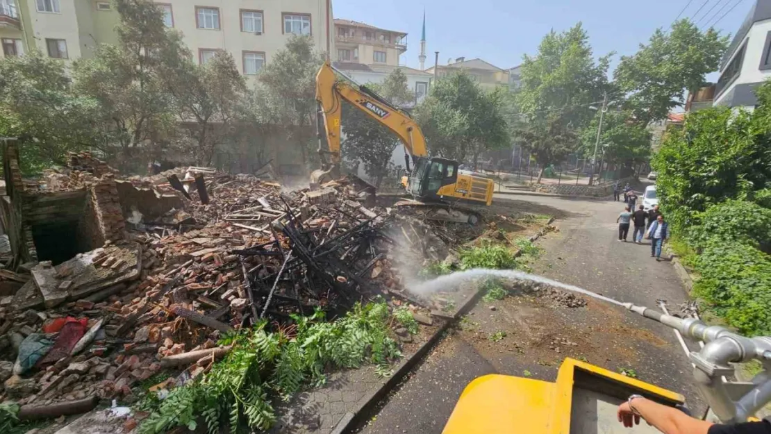 Yangında büyük hasar gören bina yıkıldı