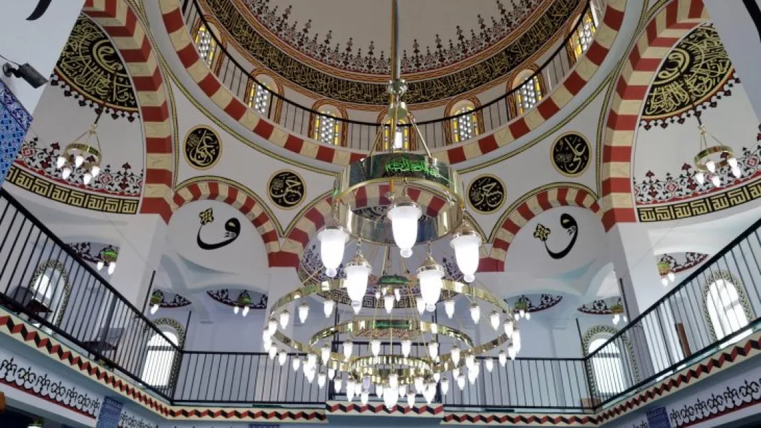Yangında hasar gören cami yenilendi