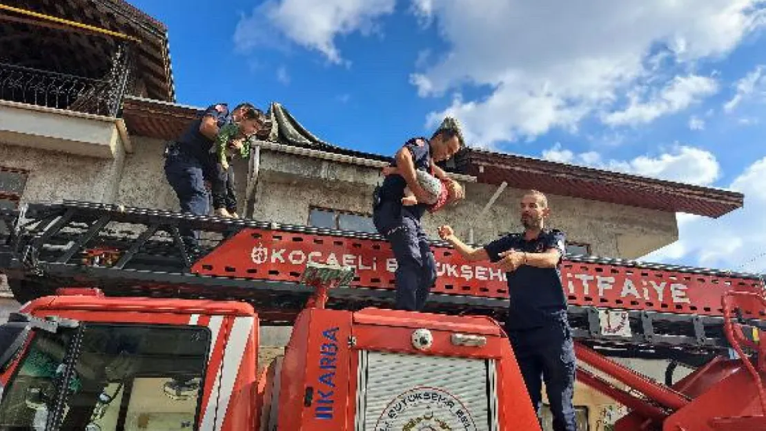 Yangında mahsur kaldılar, itfaiye kurtardı