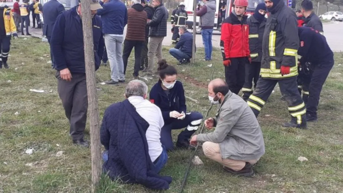 Yaralılar çimlerin üzerinde ilk yardım bekledi