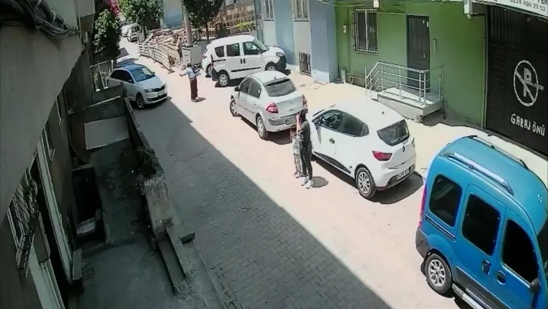 Yardım istedi, az kalsın otomobilinden oluyordu