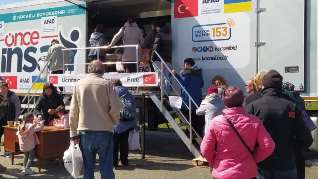 Yardım tırı yemek dağıtımına devam ediyor