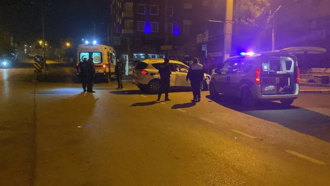Yarış yapanlara çarpmamak için elektrik direğine çarptı