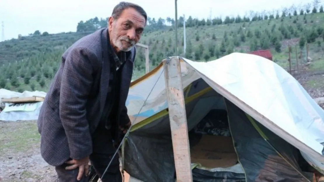 Yaşadığı konteyner yanınca sokakta kalan vatandaş, yeni konteynerine kavuştu
