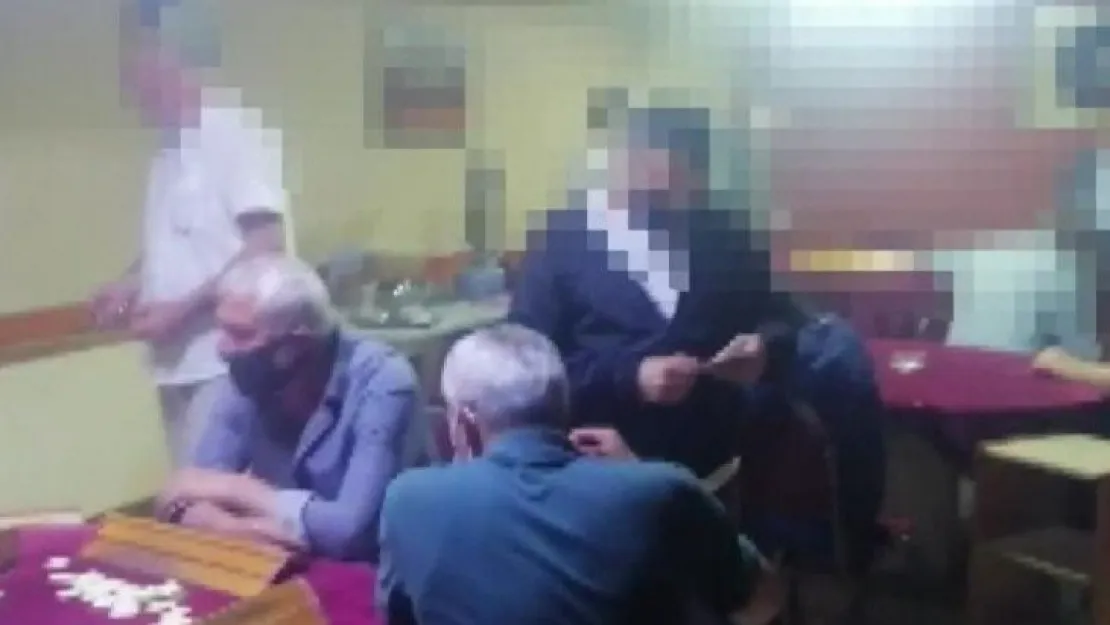 Yasakları delip kumar oynayan 24 kişi polise yakalandı