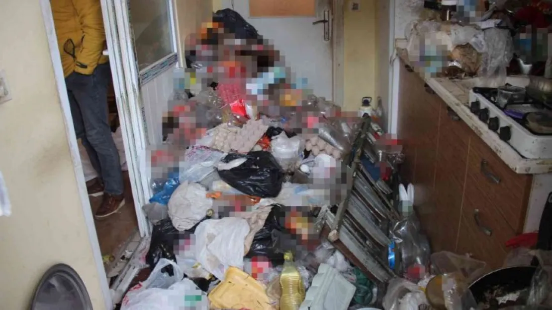 Yaşlı adamın evinden tonlarca çöp çıktı