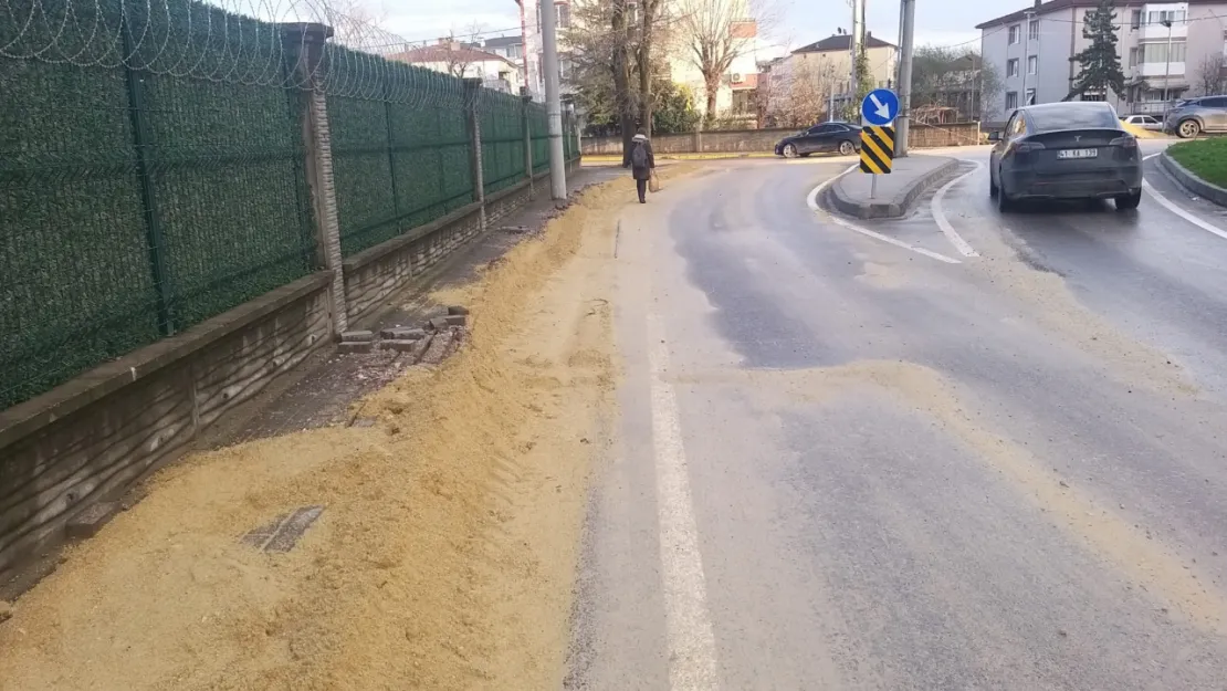 Yayalar araç yolundan yürümek zorunda kalıyor