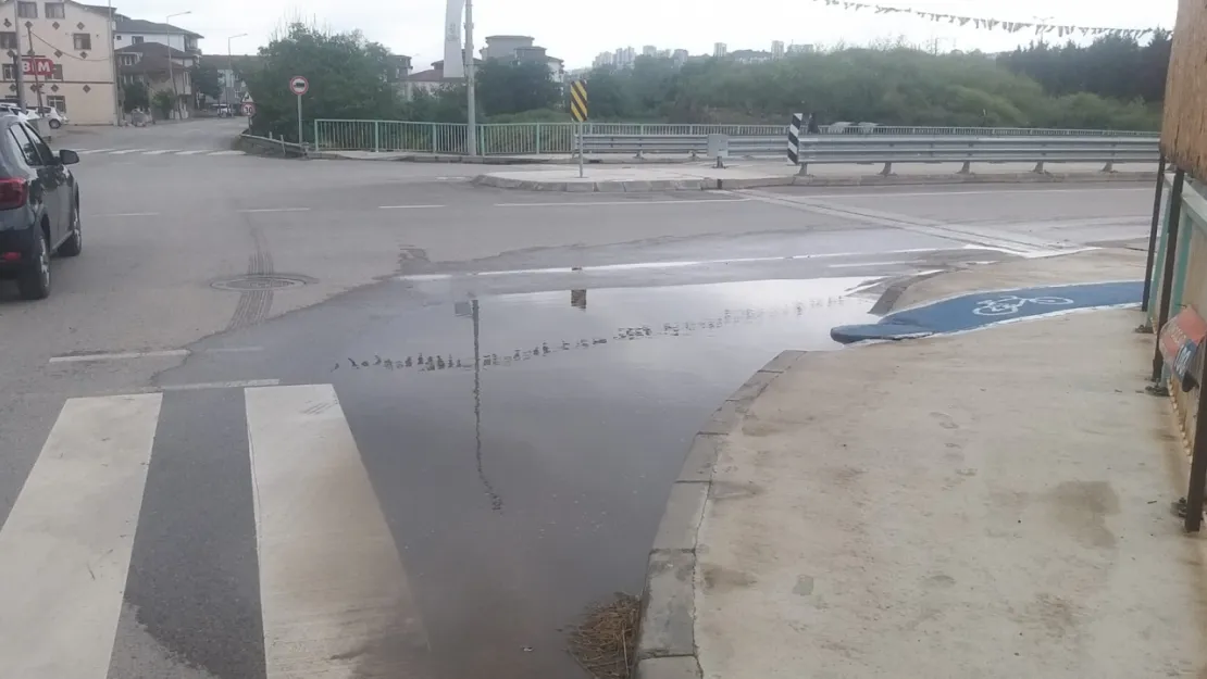 Yayalar yağmurda bu yolu kullanamıyor
