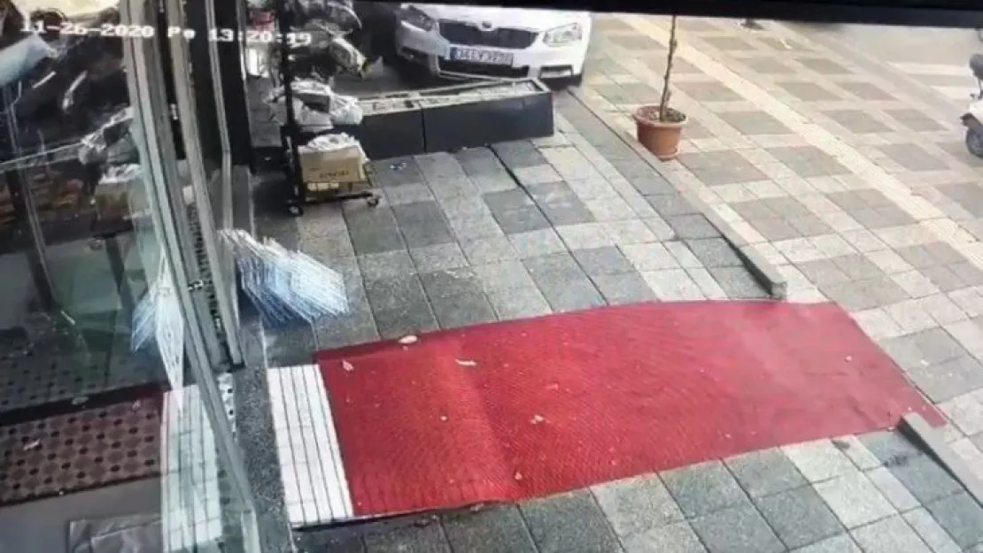 Yayaya çarpan otomobil kasaba daldı!