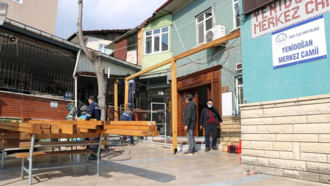 Yenidoğan Camiinin sundurması da yenileniyor