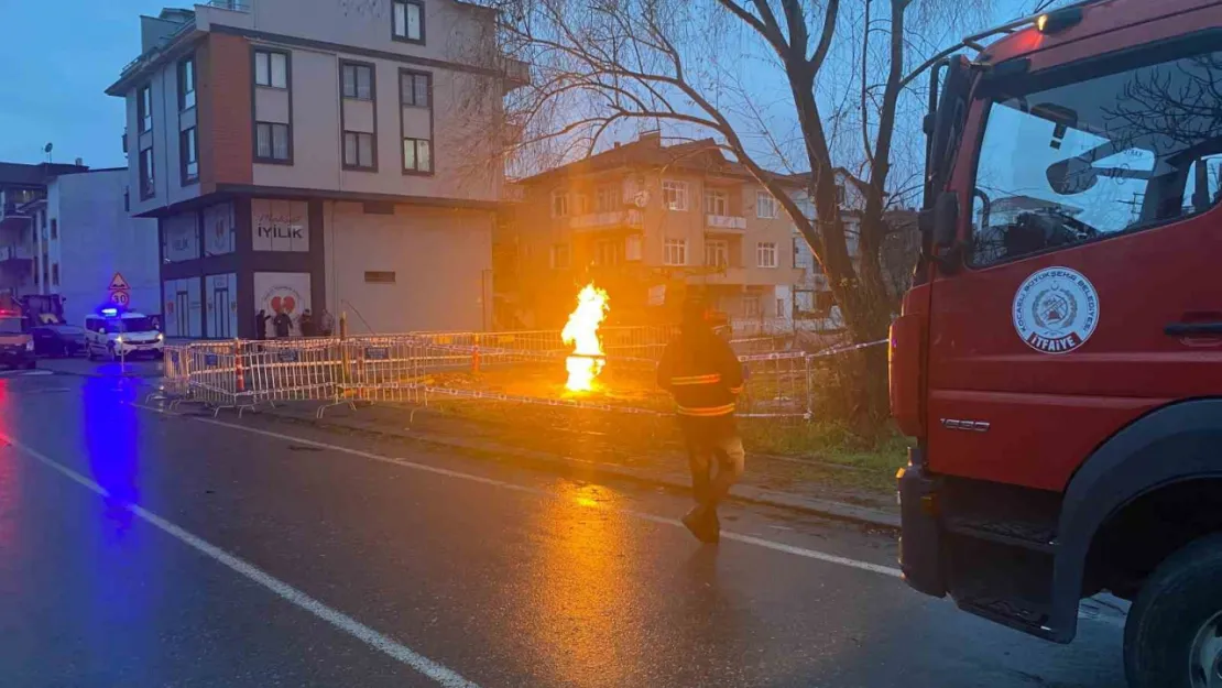 Yer altından çıkan metan gazı alev aldı, saatlerdir sönmüyor