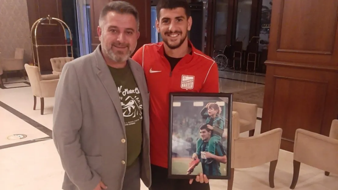 Hediye edilen fotoğraf duygusal anlar yaşattı