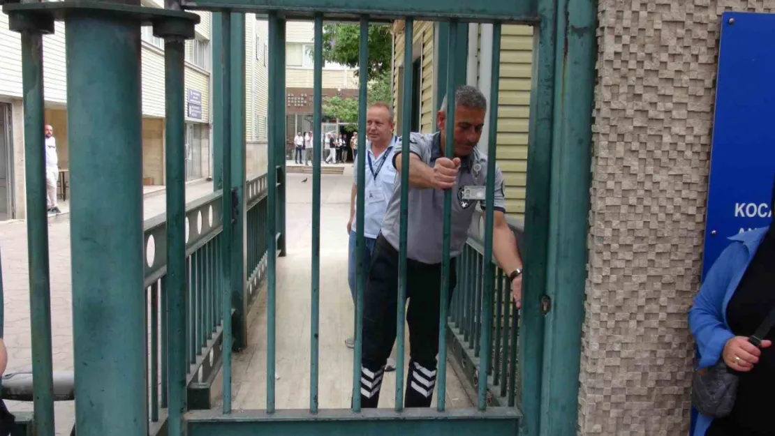 Öğrenciler salonda, aileler dışarda ter döktü
