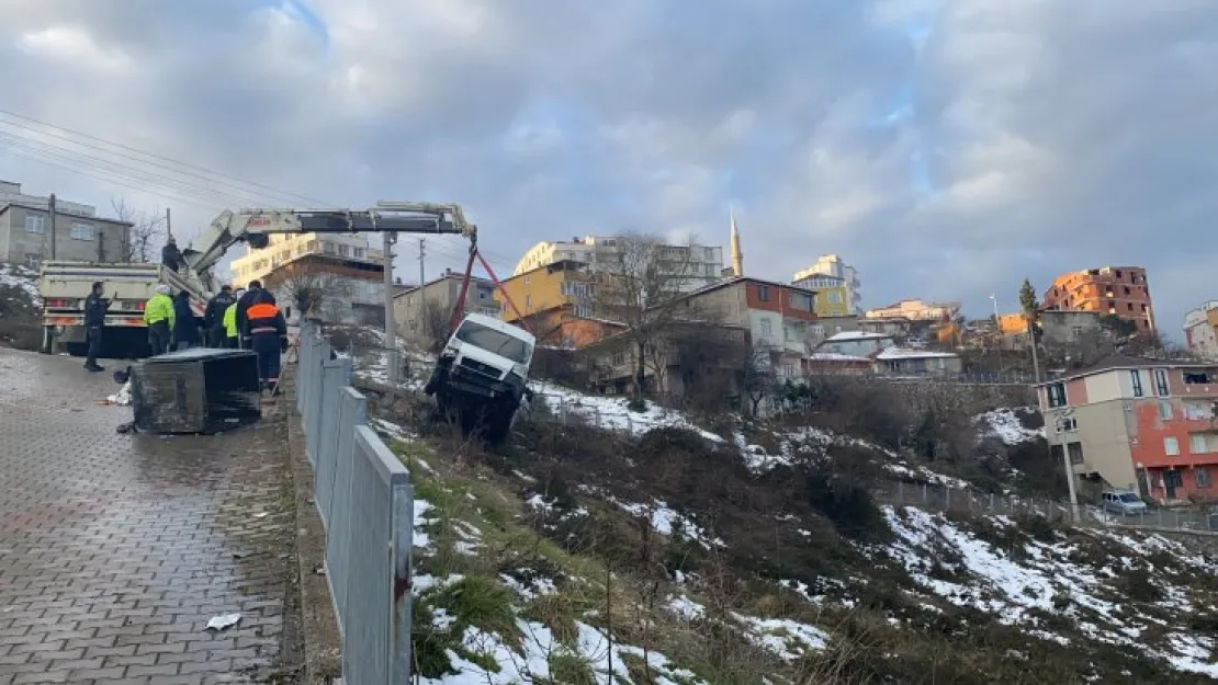 Yokuş aşağıya inen servis minibüsü yoldan çıktı