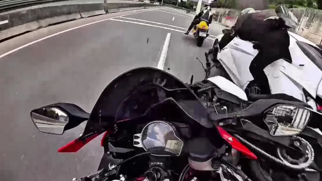 Yol değil, tuzak: 3 motorcunun yaralandığı kazanın yeni görüntüleri ortaya çıktı