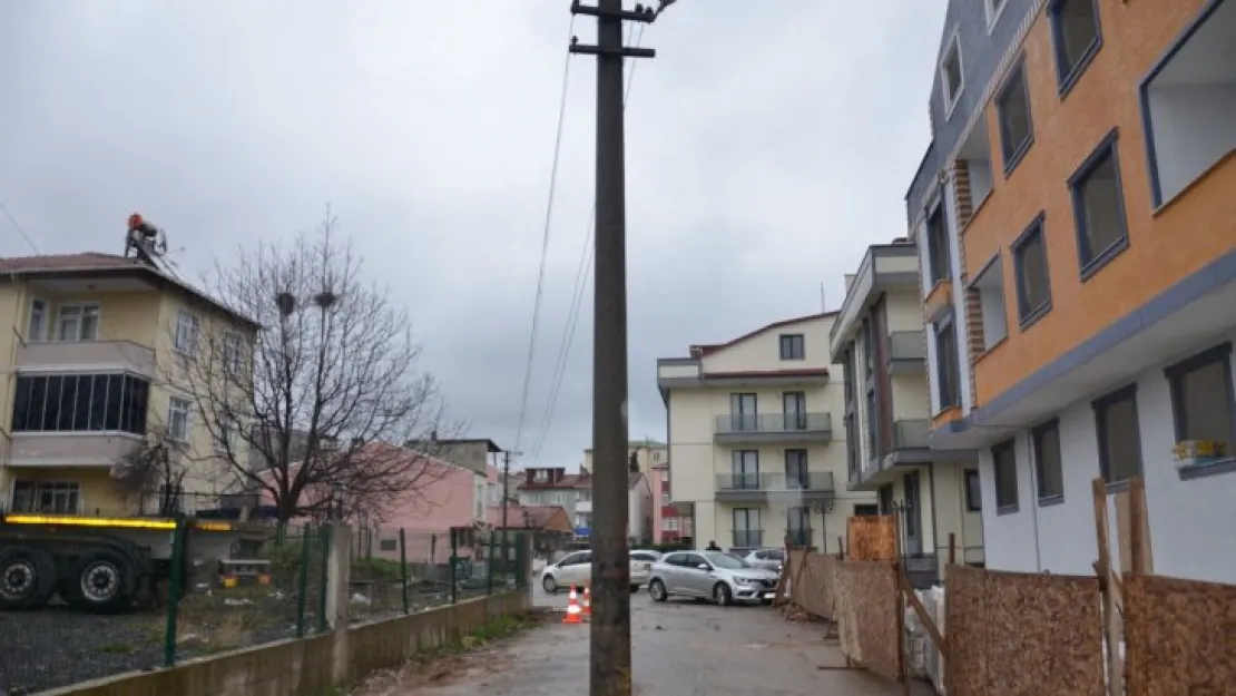 Yol ortasındaki direk şaşkına çeviriyor