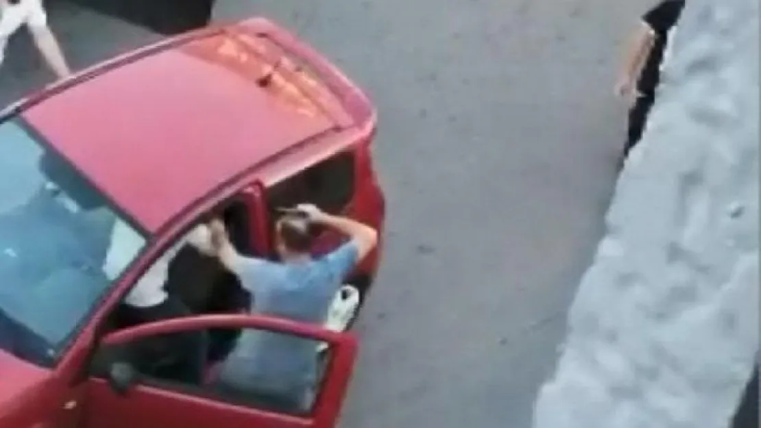 Yol verme kavgasında silahla tehdit etti