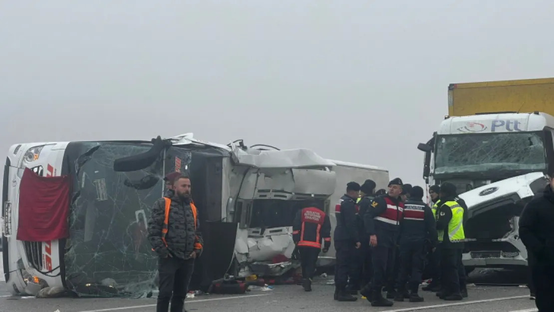 Yolcu otobüsü devrildi: 4 ölü, 36 yaralı