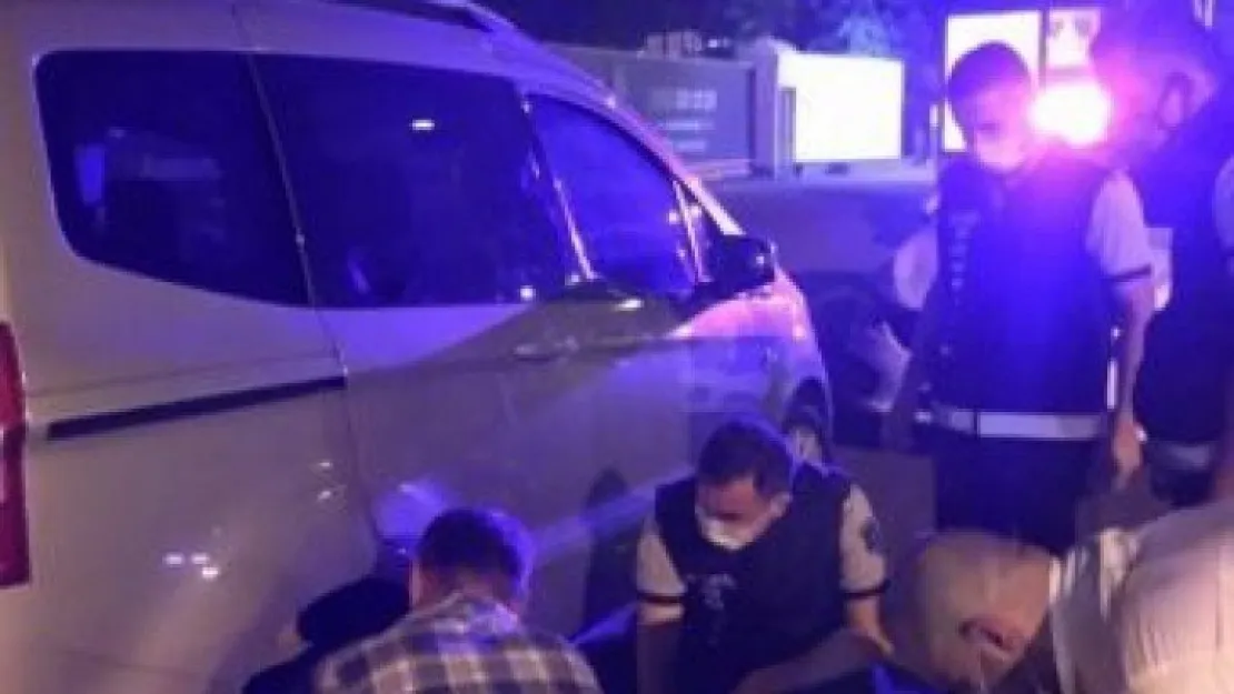 Yolda kalan kadın şoföre zabıta yardım etti!