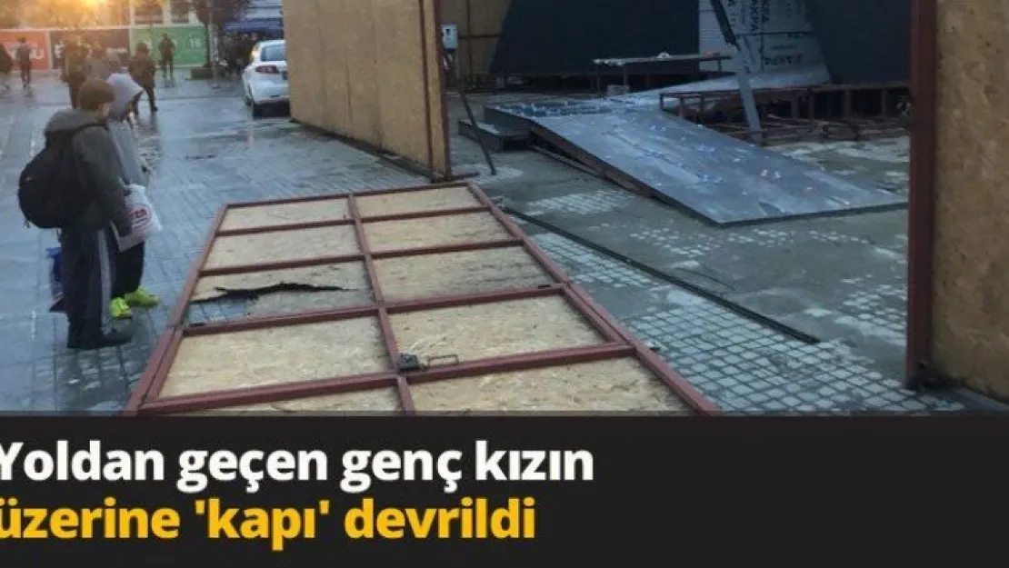 Yoldan geçen genç kızın üzerine 'kapı' devrildi