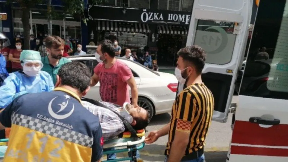 Yolun karşısına geçmek isterken canından oluyordu