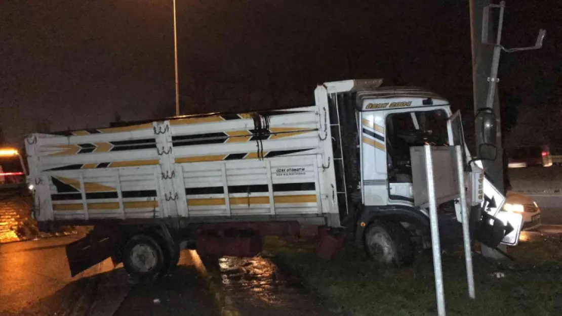 Yön tabelasının direğine çarptı