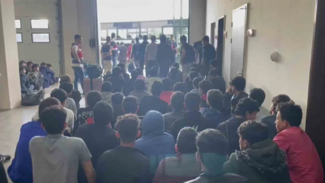 96 düzensiz göçmen sınır dışı edildi