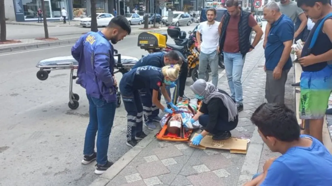 Dengesini kaybetti, kafasını kaldırıma çarptı