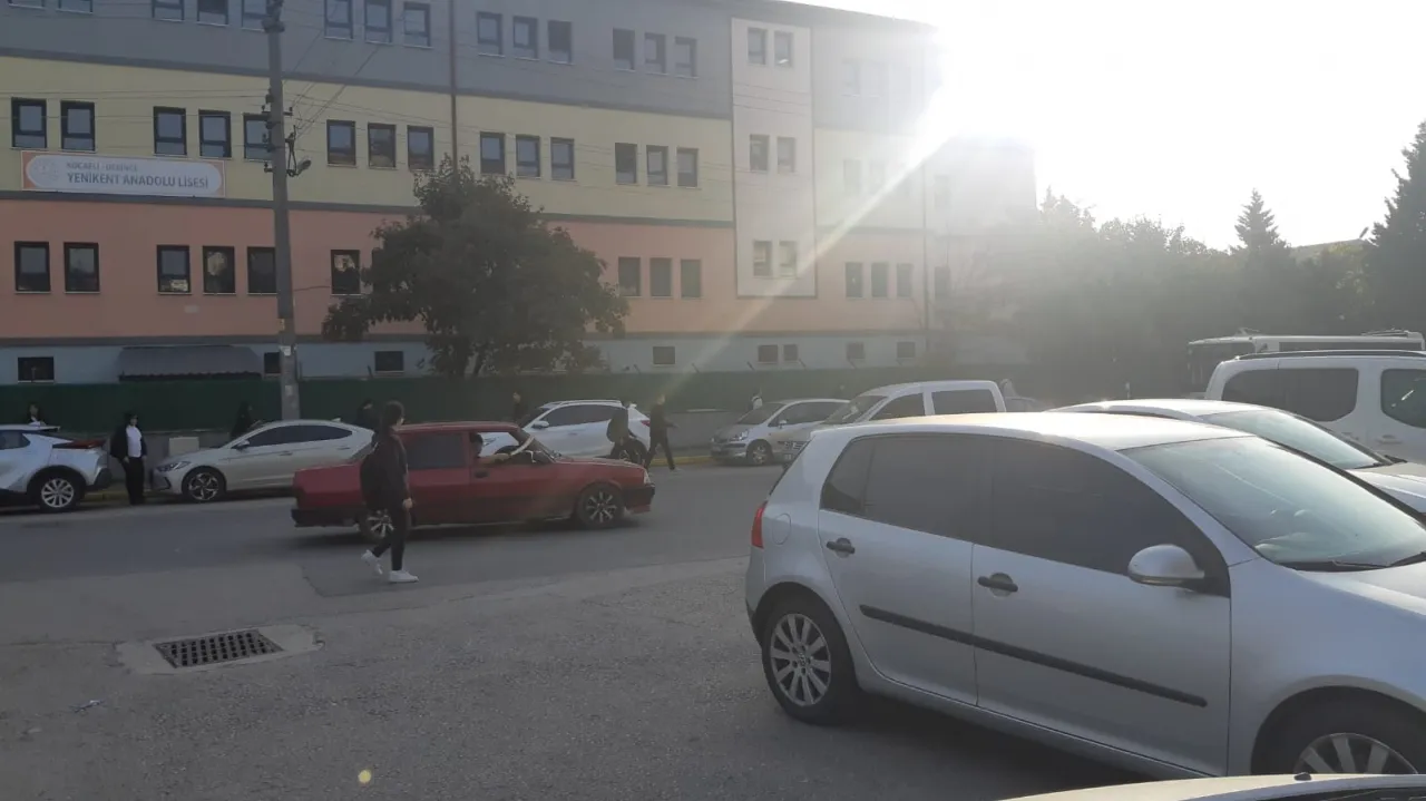 Okul önünde kılıçlı şov