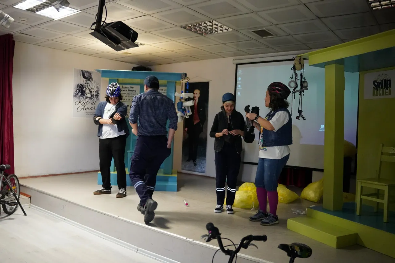 Sürdür Abi hem eğlendiriyor hem öğretiyor