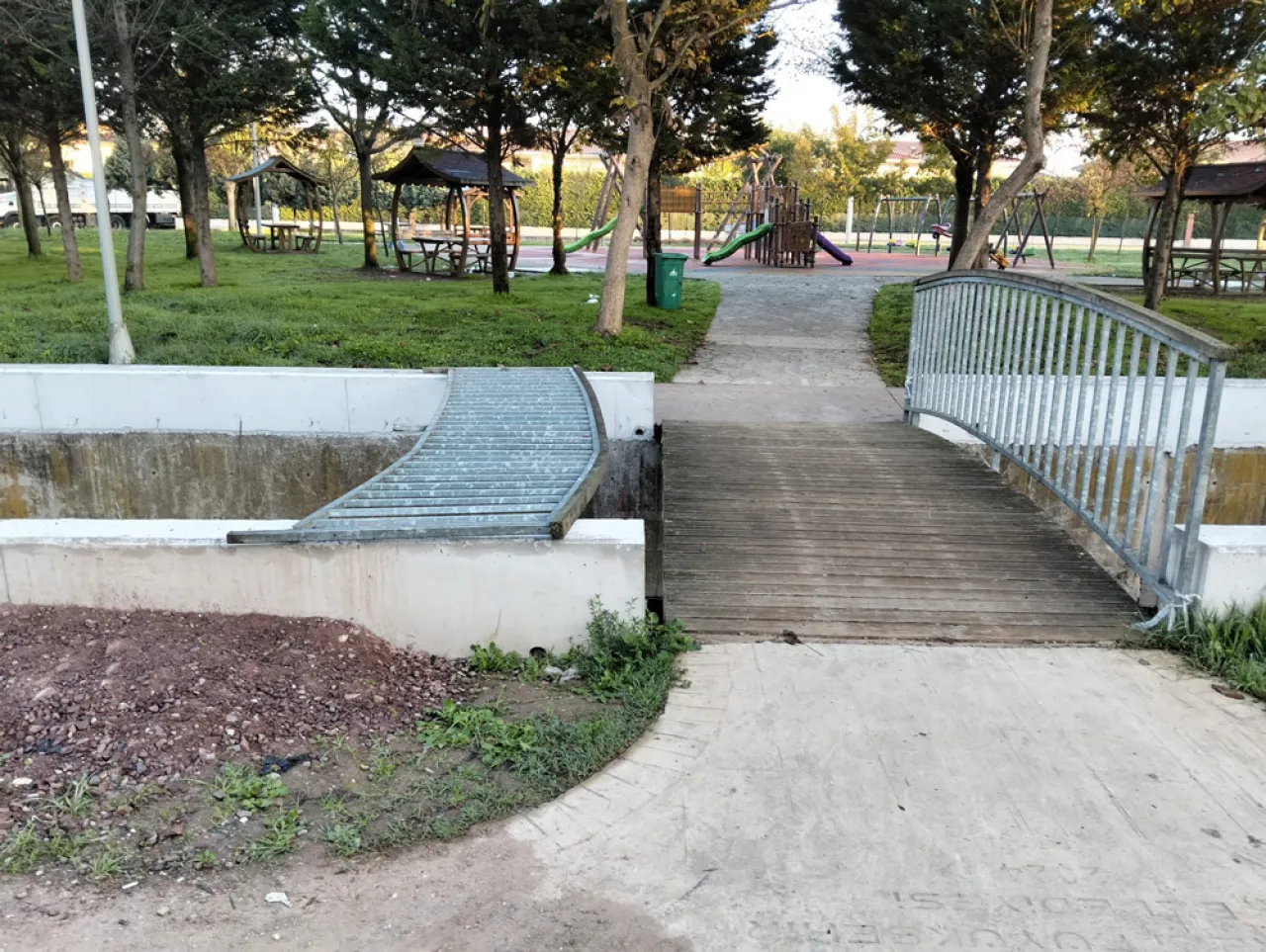 Bu korkulukları kim söktü?