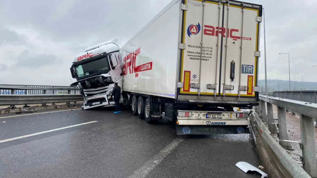 Sağanak beraberinde kazayı getirdi: Kuzey Marmara Otoyolu'nda tır makasladı