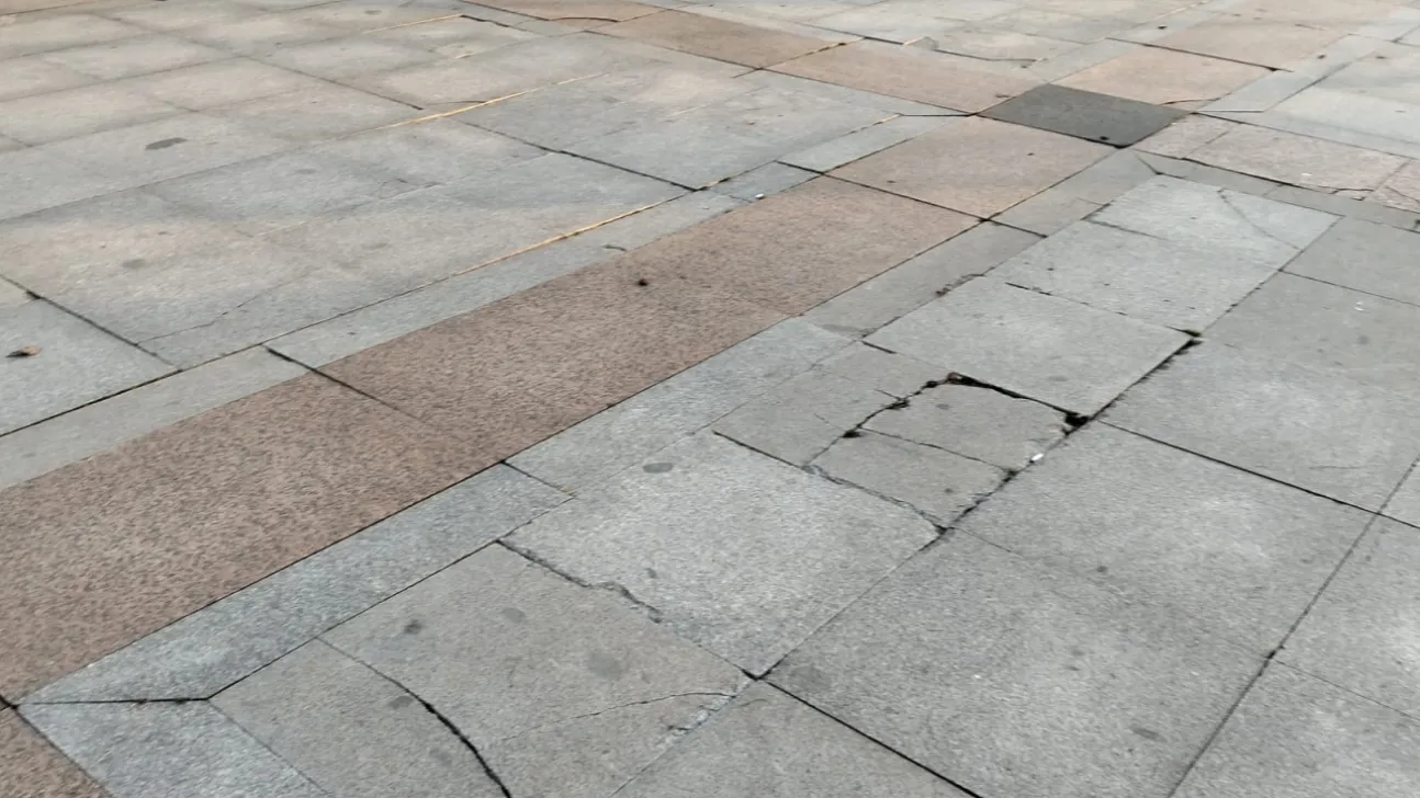 Seka Park zemini çatladı