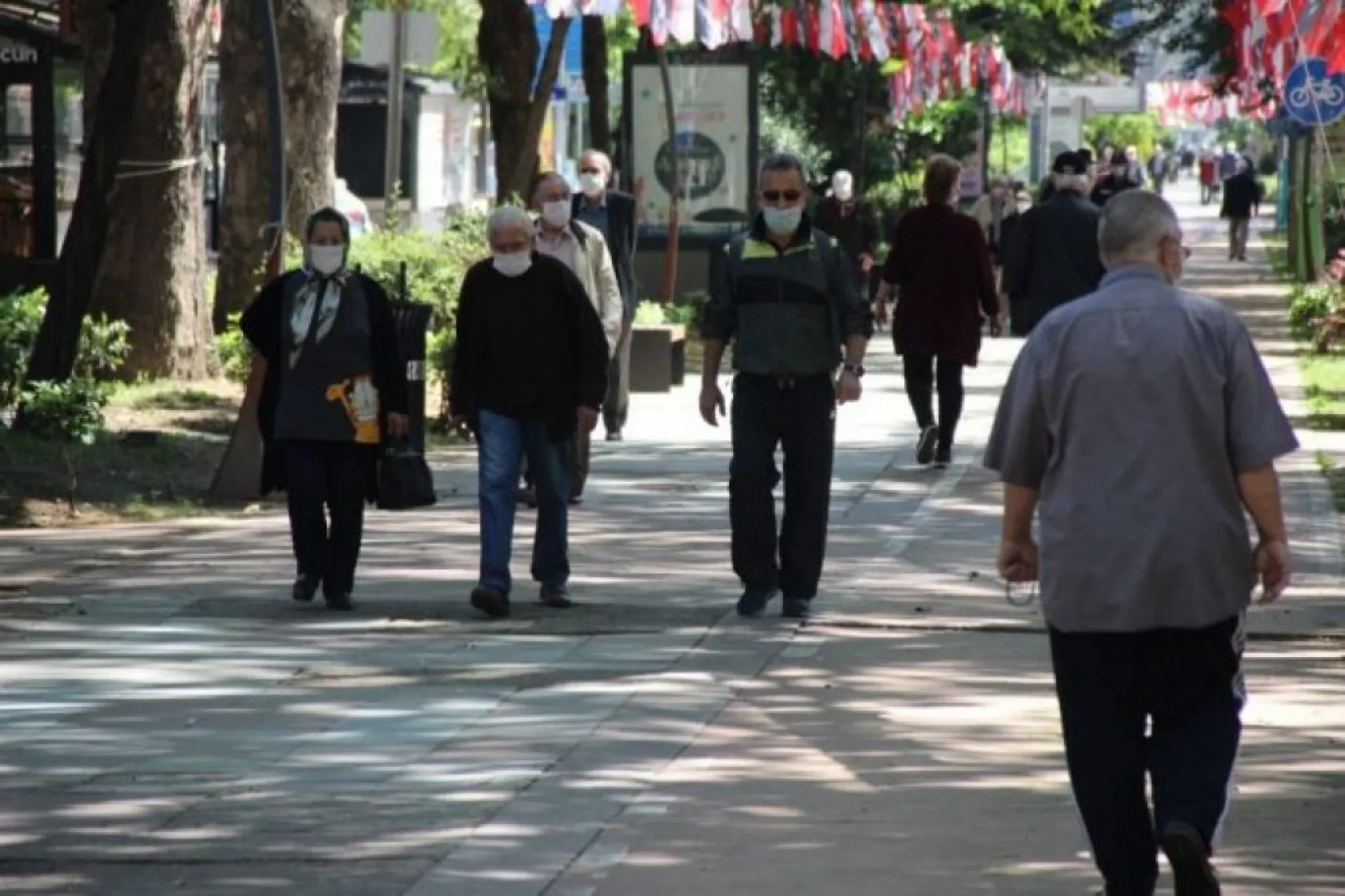 65 yaş üstü günler sonra sokakta!