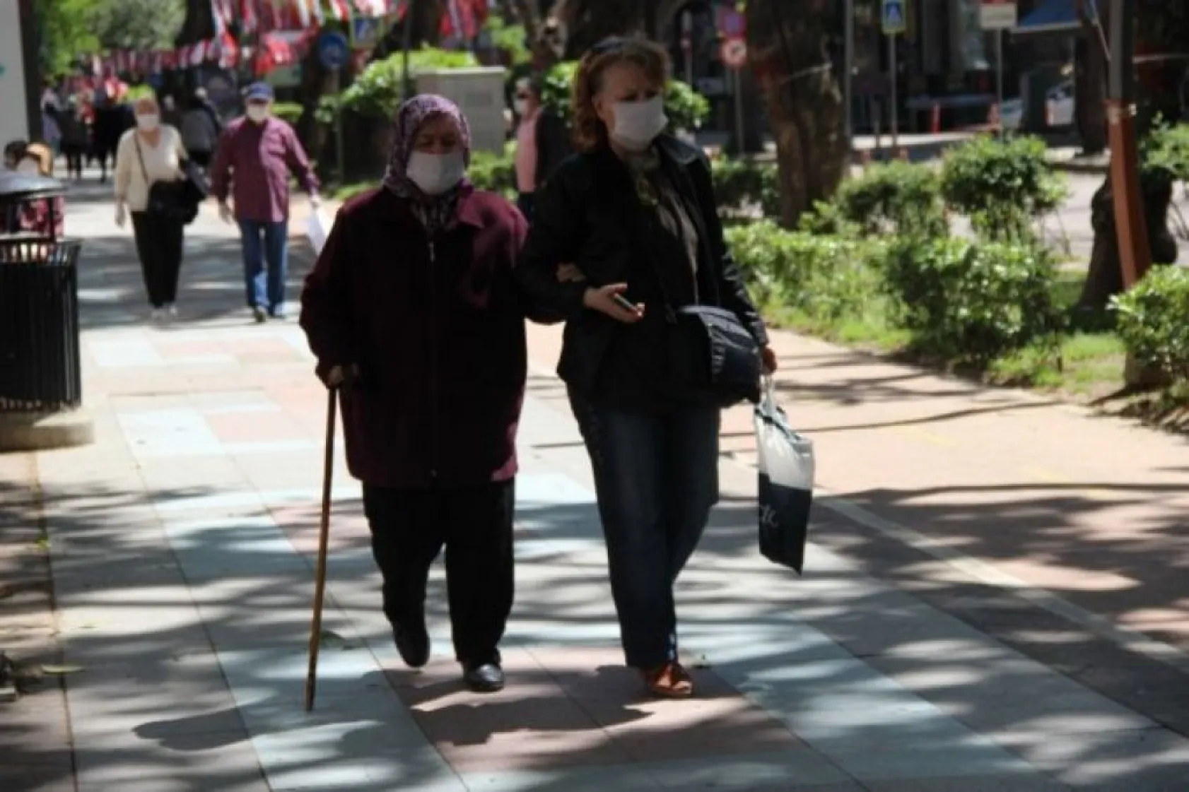 65 yaş üstü günler sonra sokakta!