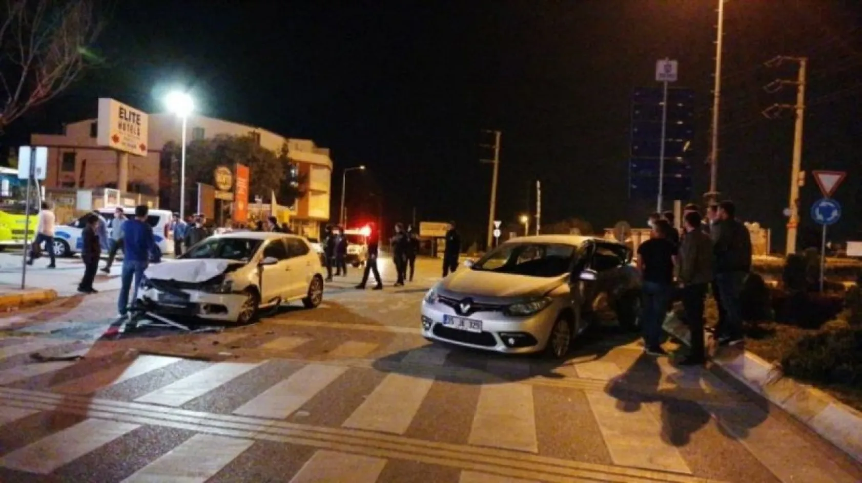 Kocaeli'de 2 otomobil çarpıştı!