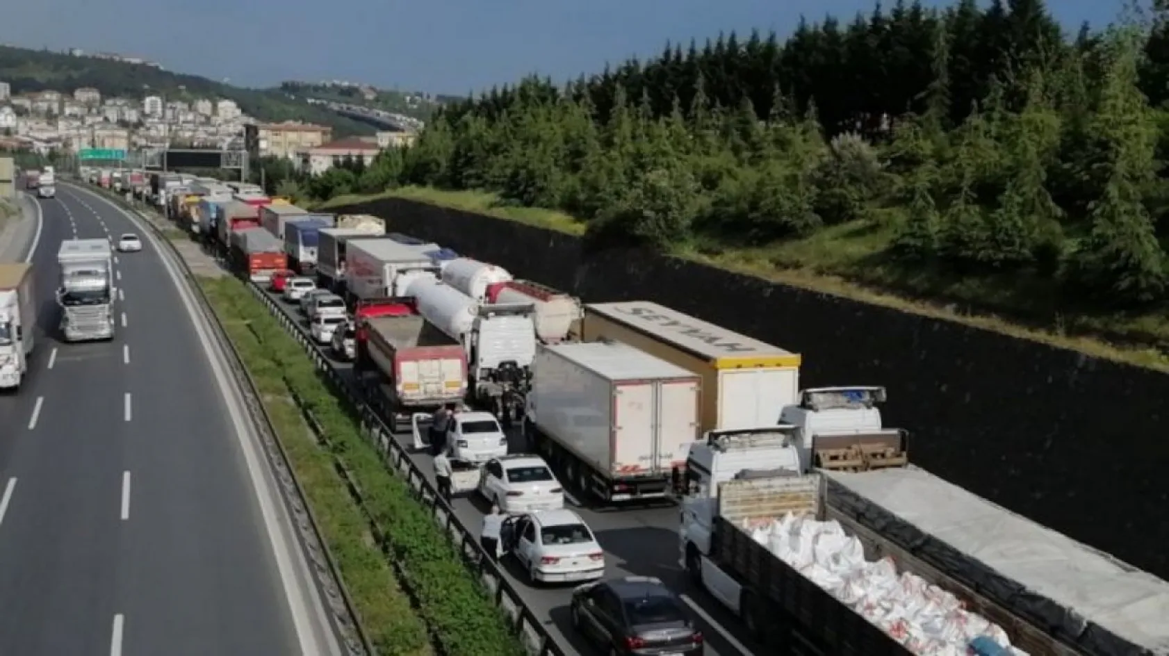 Tırın çarptığı tankerden dökülen yağ TEM'i trafiğe kapattı: 1 yaralı