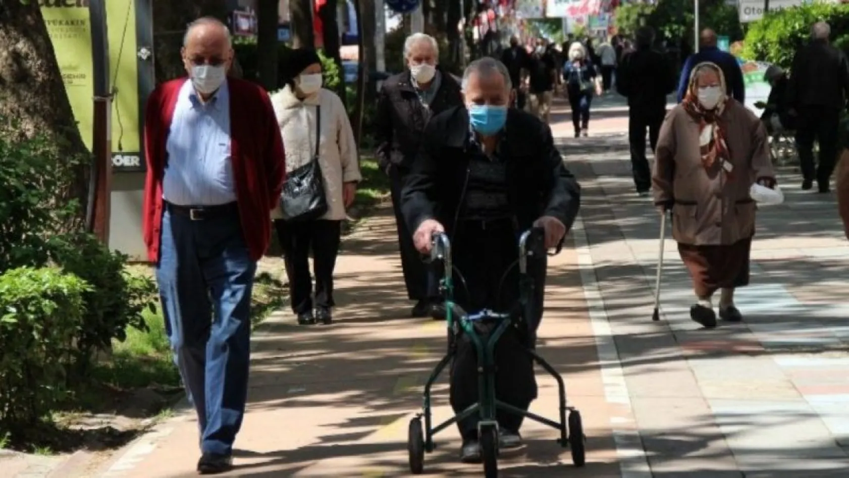 65 yaş üstü günler sonra sokakta!