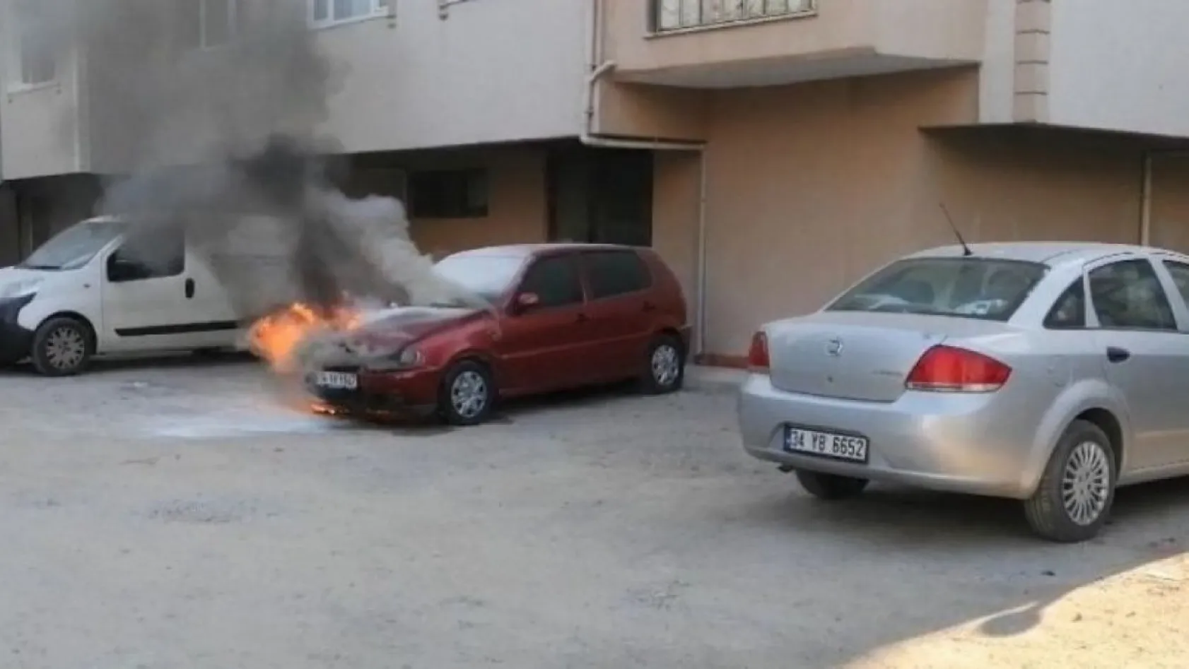 Çalıştıramadığı otomobil alev aldı!